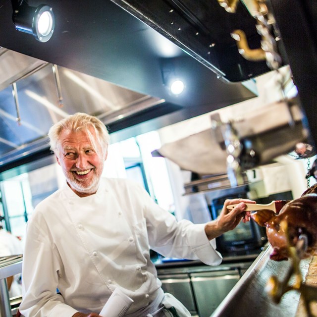 &ldquo;Ph&ugrave; thuỷ ẩm thực&rdquo; Pierre Gagnaire &ndash; bếp trưởng của La Maison 1888. Ảnh: Internet