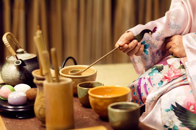 Người Nhật Bản đ&atilde; nỗ lực hiện đại ho&aacute; tr&agrave; đạo để m&ocirc;n nghệ thuật truyền thống n&agrave;y gắn b&oacute;, ph&ugrave; hợp hơn với đời sống hiện đại. Nguồn: Internet.