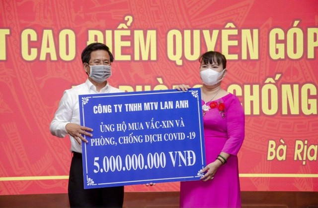 B&agrave; Nguyễn Nam Phương, Tổng Gi&aacute;m đốc C&ocirc;ng ty TNHH MTV Lan Anh trao tặng 5 tỷ đồng mua vaccine v&agrave; ph&ograve;ng, chống dịch bệnh COVID-19 cho UBMTTQ Việt Nam tỉnh B&agrave; Rịa-Vũng T&agrave;u