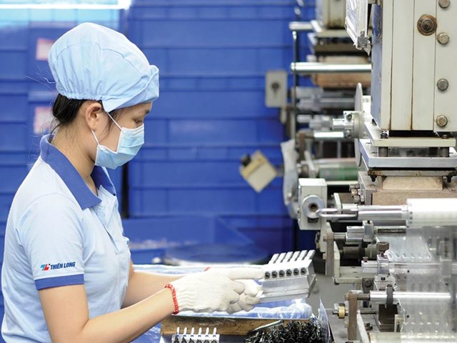 C&ocirc;ng nh&acirc;n trong nh&agrave; m&aacute;y sản xuất b&uacute;t bi Thi&ecirc;n Long. Nguồn: Internet