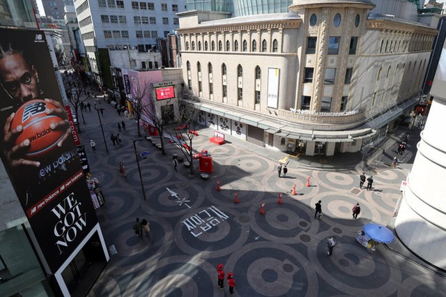 Kh&aacute;ch h&agrave;ng thưa thớt tại con đường mua sắm Myeongdong ở Seoul, H&agrave;n Quốc, Ảnh chụp ng&agrave;y 29/3.