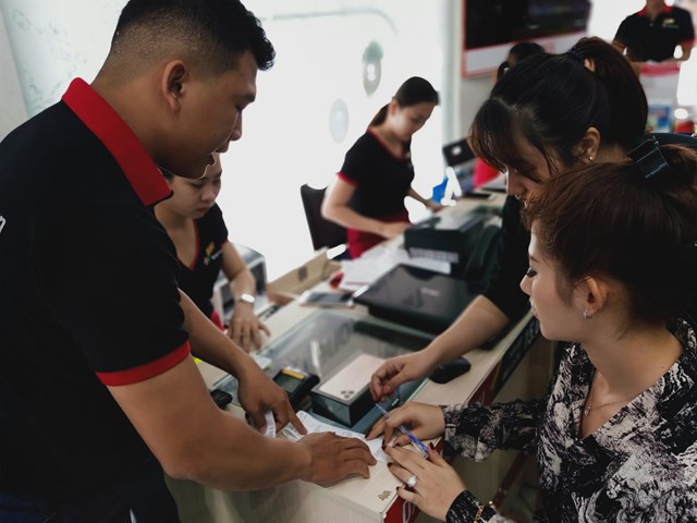 C&aacute;c sản phẩm iPhone lu&ocirc;n thu h&uacute;t sự quan t&acirc;m rất lớn của người d&ugrave;ng mỗi khi ra mắt phi&ecirc;n bản mới - Ảnh: Đức Thiện