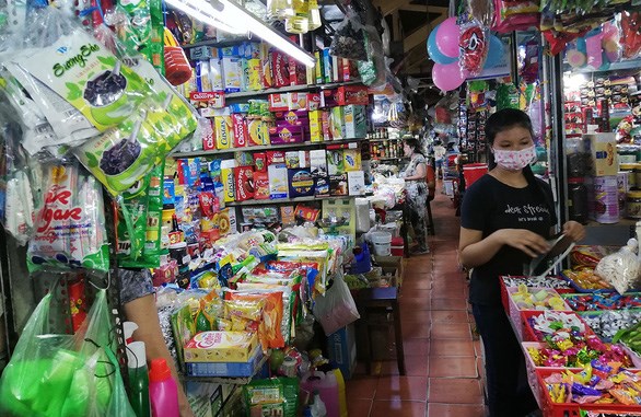 Nhiều tiểu thương thừa nhận chưa nắm th&ocirc;ng tin v&agrave; cũng chưa được hướng dẫn việc sử dụng h&oacute;a đơn điện tử - Ảnh: &Aacute;nh Hồng.