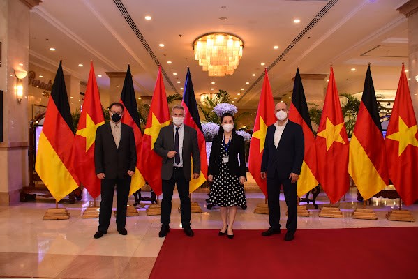 Ng&agrave;i Peter Feldmann l&agrave; Thị Trưởng th&agrave;nh phố Frankfurt c&ugrave;ng với c&aacute;c th&agrave;nh vi&ecirc;n. Nguồn: Rex Hotel.