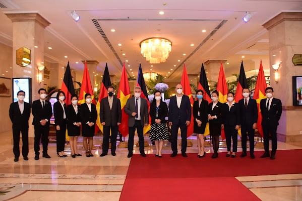 Ng&agrave;i Peter Feldmann l&agrave; Thị Trưởng th&agrave;nh phố Frankfurt c&ugrave;ng với c&aacute;c th&agrave;nh vi&ecirc;n v&agrave; c&aacute;n bộ nh&acirc;n vi&ecirc;n kh&aacute;ch sạn Rex Hotel. Nguồn: Rex Hotel
