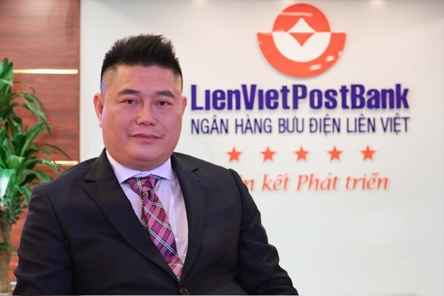 Nh&#243;m cổ phiếu ng&#226;n h&#224;ng bất ngờ phi m&#227;, hai &#244;ng bầu hốt tiền tỷ - Ảnh 2