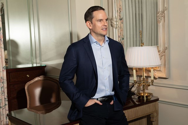Hồ sơ tỷ ph&#250;: H&#224;nh tr&#236;nh trở th&#224;nh tỷ ph&#250; c&#244;ng nghệ được Forbes hết lời ca ngợi v&#224; cuộc sống sa đoạ với “hậu cung” 5.000 mĩ nữ của  Michael Goguen - Ảnh 1