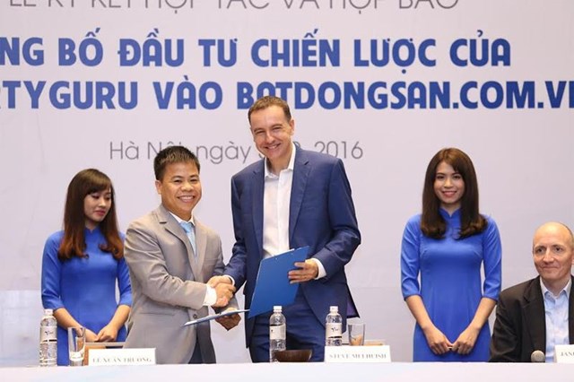 &Ocirc;ng L&ecirc; Xu&acirc;n Trường (b&ecirc;n tr&aacute;i) v&agrave; nh&agrave; s&aacute;ng lập PropertyGuru Group tại sự kiện c&ocirc;ng bố cuối năm 2016.