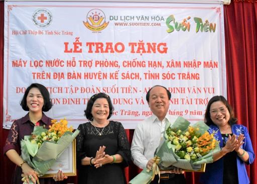 &Ocirc;ng Đinh Văn Vui - Chủ tịch HĐQT Suối Ti&ecirc;n v&agrave; con g&aacute;i - b&agrave; Đinh Thị Kim Dung (ngo&agrave;i c&ugrave;ng b&ecirc;n tr&aacute;i).