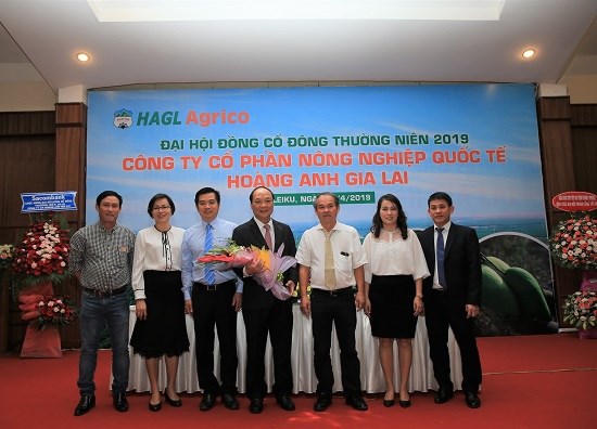 &Ocirc;ng Đỗ Xu&acirc;n Diện b&ecirc;n cạnh bầu Đức tại đại hội cổ đ&ocirc;ng 2019 của HAGL Agrico. Ảnh:&nbsp;HNG.