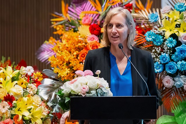 B&agrave; Susan Burns, Tổng l&atilde;nh sự Hoa Kỳ đ&aacute;nh gi&aacute; quan hệ hợp t&aacute;c giữa VNVC đ&aacute;nh dấu một cột mốc quan trọng trong quan hệ đối t&aacute;c ng&agrave;y c&agrave;ng ph&aacute;t triển giữa Hoa Kỳ v&agrave; Việt Nam. Ảnh: Hữu Luận