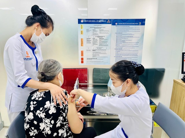 Hệ thống ti&ecirc;m chủng VNVC cung cấp đầy đủ gần 50 loại vắc xin ph&ograve;ng gần 50 bệnh truyền nhiễm cho trẻ em v&agrave; người lớn. Ảnh: Mỹ Ngọc