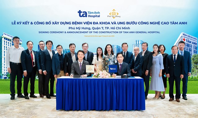 &Ocirc;ng Ng&ocirc; Ch&iacute; Dũng, Chủ tịch Hội đồng quản trị ki&ecirc;m Tổng gi&aacute;m đốc Hệ thống BVĐK T&acirc;m Anh (phải) v&agrave; &ocirc;ng Gary Tseng - Tổng gi&aacute;m đốc C&ocirc;ng ty Ph&uacute; Mỹ Hưng c&ugrave;ng k&yacute; kết bi&ecirc;n bản hợp t&aacute;c. Ảnh: Hưng Thanh
