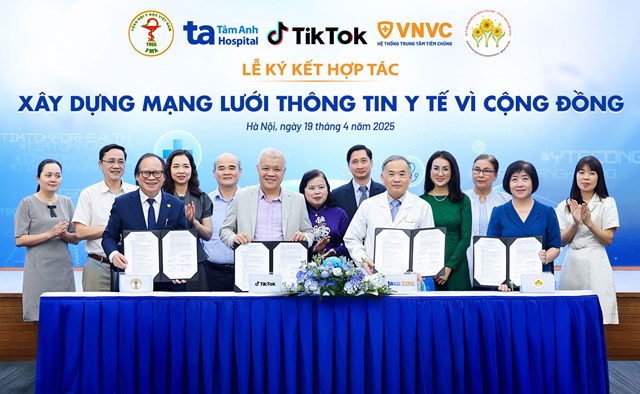 Tổng Hội Y học Việt Nam, Quỹ Hỗ trợ bệnh nh&acirc;n ung thư - Ng&agrave;y mai tươi s&aacute;ng, TikTok Việt Nam v&agrave; Hệ thống BVĐK T&acirc;m Anh, Hệ thống Trung t&acirc;m Ti&ecirc;m chủng VNVC k&yacute; kết hợp t&aacute;c x&acirc;y dựng mạng lưới th&ocirc;ng tin y tế v&igrave; cộng đồng. Ảnh: BVĐK T&acirc;m Anh