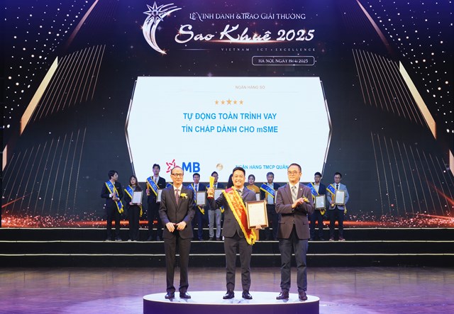 Đại diện MB nhận giải thưởng Sao khu&ecirc; cho hạng mục đạt đề cử 5 sao.