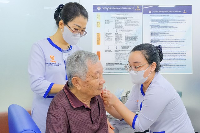 Người lớn ti&ecirc;m vắc xin phế cầu 20 tại Trung t&acirc;m ti&ecirc;m chủng VNVC s&aacute;ng 26/5. Ảnh: Mộc Thảo