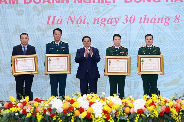 Trong kh&ocirc;ng kh&iacute; trang trọng của Hội nghị, thay mặt Chủ tịch nước, Thủ tướng Ch&iacute;nh phủ đ&atilde; trao phần thưởng danh gi&aacute; n&agrave;y cho MB.&nbsp;&Ocirc;ng Trần Minh Đạt &ndash; Ph&oacute; Tổng Gi&aacute;m đốc MB, đại diện ng&acirc;n h&agrave;ng, đ&atilde; vinh dự đ&oacute;n nhận hu&acirc;n chương.
