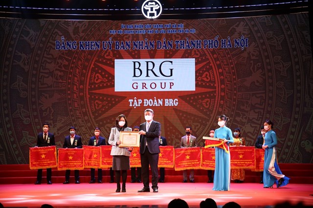 Đại diện Tập đo&agrave;n BRG nhận Bằng khen Xuất sắc to&agrave;n diện của Th&agrave;nh phố H&agrave; Nội