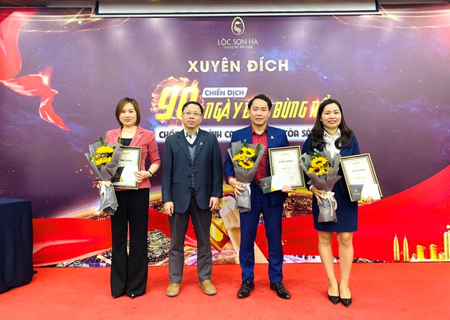 Các GĐ Kinh doanh lên nhận giải kết thúc chiến dịch.