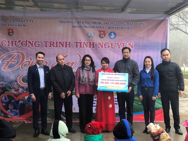 TS. Trần B&aacute; Ki&ecirc;n &ndash; Ph&oacute; B&iacute; thư Đảng ủy, Hiệu trưởng nh&agrave; trường (người thứ 3 b&ecirc;n phải) trao biểu trưng ủng hộ cho BGH trường Mầm non Y T&yacute;