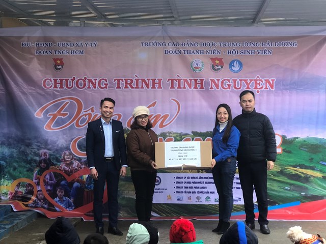 Chị&nbsp;Phạm L&yacute; H&agrave; - Đại diện Đo&agrave;n Thanh ni&ecirc;n nh&agrave; trường trao qu&agrave; cho Trạm Y tế x&atilde; Y T&yacute;