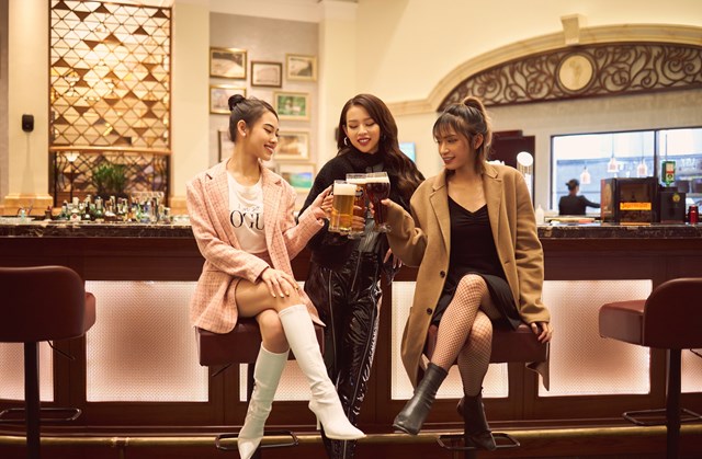 Với thiết kế ấn tượng, quầy bar tại vị trí trung tâm của nhà hàng được thực khách đặc biệt yêu thích.