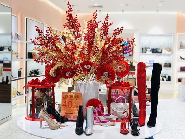 Kh&ocirc;ng gian mua sắm rực rỡ tại cửa h&agrave;ng Nine West