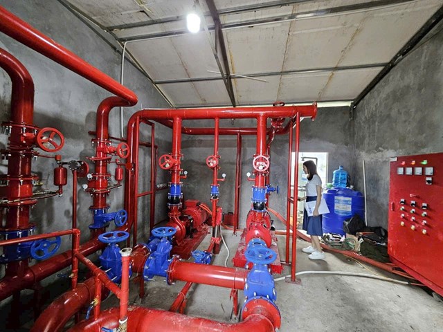 Đại diện c&ocirc;ng ty đi kiểm tra thiết bị.