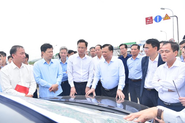 Đồng ch&iacute; Đinh Tiến Dũng - Uỷ vi&ecirc;n Bộ Ch&iacute;nh trị, B&iacute; thư Th&agrave;nh ủy H&agrave; Nội v&agrave; đồng ch&iacute; Nguyễn Hữu Nghĩa - Uỷ vi&ecirc;n Trung ương Đảng, B&iacute; thư Tỉnh ủy Hưng Y&ecirc;n v&agrave; c&aacute;c đại biểu khảo s&aacute;t thực địa tiến độ triển khai Dự &aacute;n đầu tư x&acirc;y dựng đường V&agrave;nh đai 4 - v&ugrave;ng Thủ đ&ocirc; H&agrave; Nội đoạn qua địa b&agrave;n tỉnh