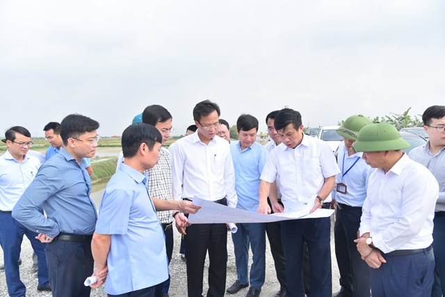 Đồng ch&iacute; Đinh Tiến Dũng - Uỷ vi&ecirc;n Bộ Ch&iacute;nh trị, B&iacute; thư Th&agrave;nh ủy H&agrave; Nội v&agrave; đồng ch&iacute; Nguyễn Hữu Nghĩa - Uỷ vi&ecirc;n Trung ương Đảng, B&iacute; thư Tỉnh ủy Hưng Y&ecirc;n v&agrave; c&aacute;c đại biểu khảo s&aacute;t thực địa tiến độ triển khai Dự &aacute;n đầu tư x&acirc;y dựng đường V&agrave;nh đai 4 - v&ugrave;ng Thủ đ&ocirc; H&agrave; Nội đoạn qua địa b&agrave;n tỉnh
