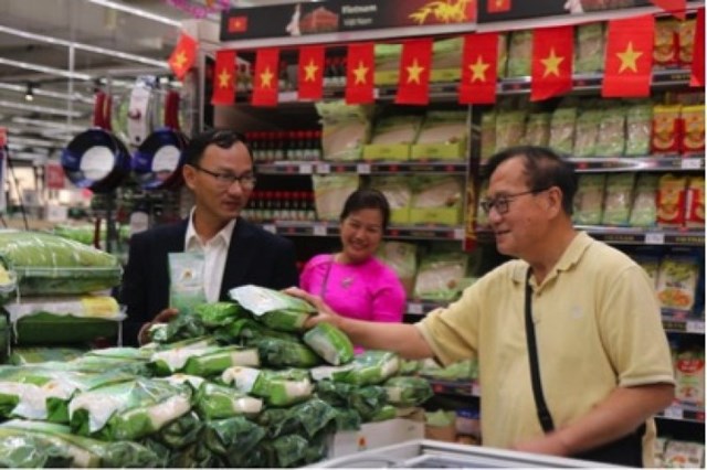 Gạo thương hiệu &ldquo;Cơm ViệtNam Rice&rdquo; b&aacute;n tại hệ thống si&ecirc;u thị Carrefour (Ph&aacute;p)