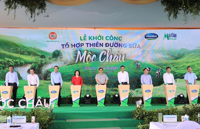 Thủ tướng Ch&iacute;nh phủ Phạm Minh Ch&iacute;nh dự lễ khởi c&ocirc;ng Tổ hợp Thi&ecirc;n đường sữa Mộc Ch&acirc;u