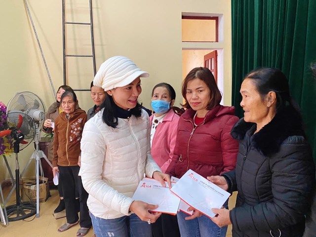 &Aacute; ho&agrave;ng kim cương Lưu Lan Anh trao tặng qu&agrave; cho c&aacute;c gia đ&igrave;nh ch&iacute;nh s&aacute;ch, người c&oacute; ho&agrave;n cảnh kh&oacute; khăn