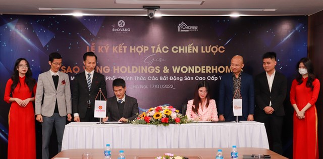 Đại diện Sao V&agrave;ng Holdings v&agrave; WonderHomes k&yacute; kết li&ecirc;n minh F1 ph&acirc;n phối ch&iacute;nh thức c&aacute;c BĐS cao cấp Vinhomes.&nbsp;