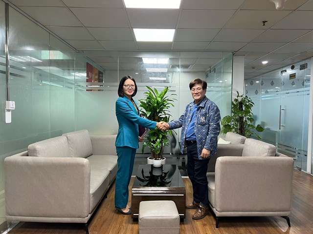B&agrave; Phạm Thị Giang v&agrave; &ocirc;ng Kim Jun Hee&nbsp;- nh&agrave; đầu tư H&agrave;n Quốc, Gi&aacute;m đốc C&ocirc;ng ty TNHH Geuneul - Jip