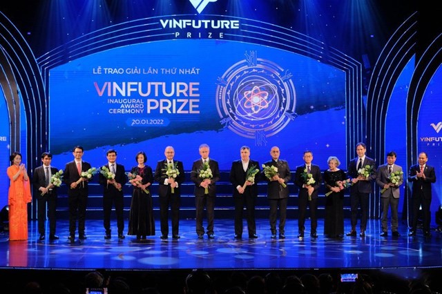 Ph&#243; Chủ tịch Vingroup:&#160;&#160;Ki&#234;u sa trong bộ &#225;o d&#224;i truyền thống tại&#160;lễ trao giải VinFuture  - Ảnh 3