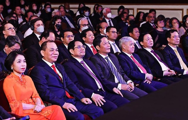 Ph&#243; Chủ tịch Vingroup:&#160;&#160;Ki&#234;u sa trong bộ &#225;o d&#224;i truyền thống tại&#160;lễ trao giải VinFuture  - Ảnh 1