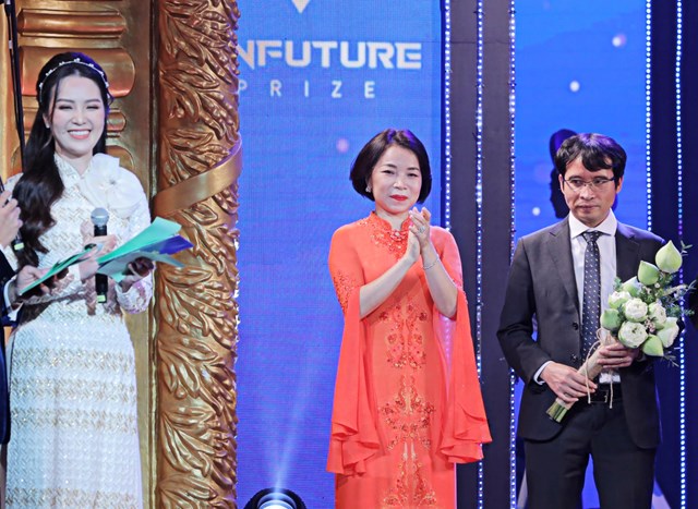 Ph&#243; Chủ tịch Vingroup:&#160;&#160;Ki&#234;u sa trong bộ &#225;o d&#224;i truyền thống tại&#160;lễ trao giải VinFuture  - Ảnh 4