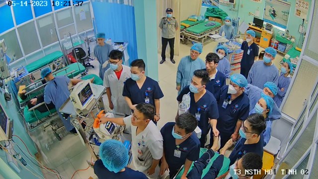 Bức ảnh về việc c&aacute;c b&aacute;c sĩ Bệnh viện Đa khoa H&ugrave;ng Vương tận t&acirc;m điều trị ca bệnh kh&oacute; được camera an ninh ghi lại