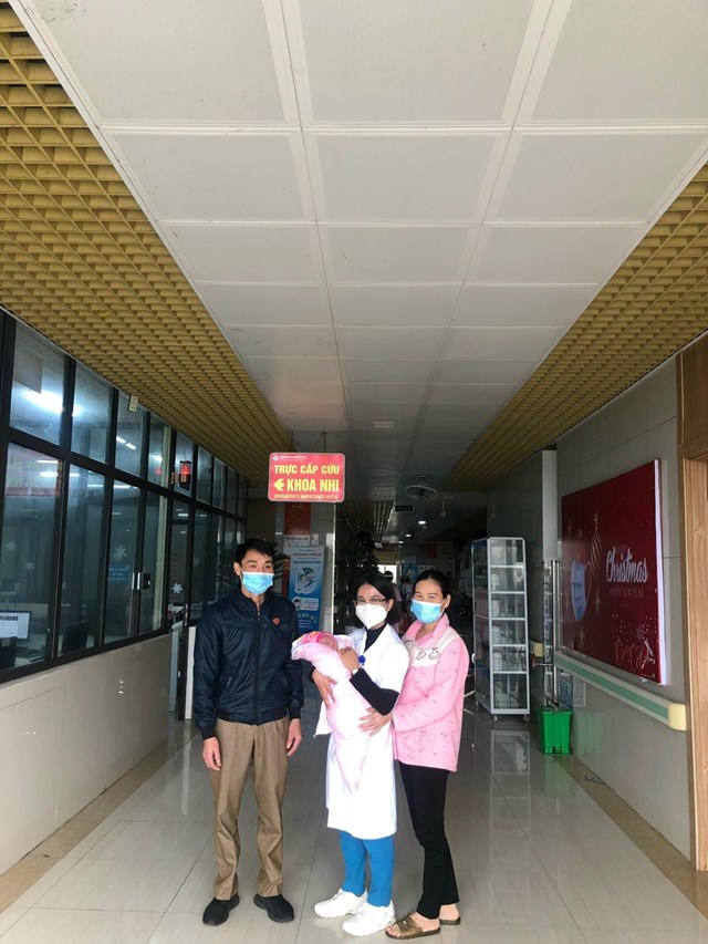 Gia đ&igrave;nh sản phụ T&acirc;m (H&agrave; Giang) xuất viện sau 2 th&aacute;ng chăm s&oacute;c b&eacute; sinh non th&agrave;nh c&ocirc;ng