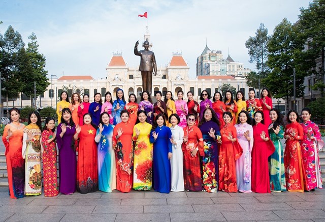 Đ&ocirc;ng đảo th&agrave;nh vi&ecirc;n của CLB &Aacute;o D&agrave;i v&agrave; những người y&ecirc;u &aacute;o d&agrave;i miền trung v&agrave; c&aacute;c tỉnh ph&iacute;a Nam c&ugrave;ng c&oacute; mặt từ sớm tại đường hoa Nguyễn Huệ để chung vui v&agrave; ghi lại những khoảnh khắc đ&aacute;ng nhớ trong ng&agrave;y "Tri &Acirc;n Giỗ Tổ Nghề May".&nbsp;