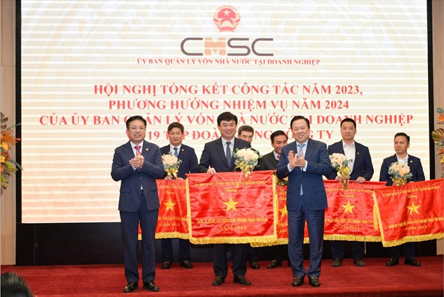 Tổng c&ocirc;ng ty TKV nhận cờ đơn vị xuất sắc, dẫn đầu trong phong tr&agrave;o thi đua do Ủy ban Quản l&yacute; vốn Nh&agrave; nước tại doanh nghiệp trao tặng