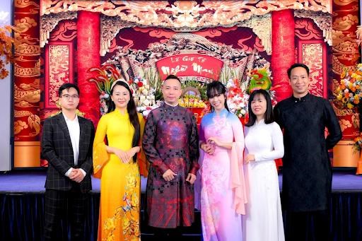 NTK Đỗ Trịnh Ho&agrave;i Nam v&agrave; Ban l&atilde;nh đạo c&ocirc;ng ty Sen V&agrave;ng Fashion: CTHĐQT Đỗ Hồng Sơn &ndash; TGĐ Nga Phạm c&ugrave;ng c&aacute;c kh&aacute;ch mời đạo diễn Quang T&uacute; &ndash; Nh&agrave; B&aacute;o Minh Phương &ndash; NTK Thảo Giang tại buổi lễ