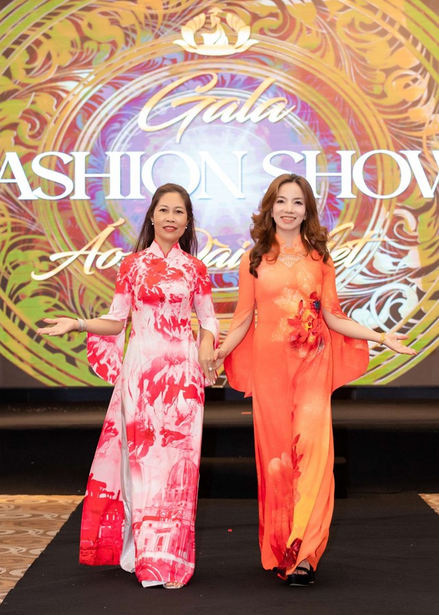 Tr&igrave;nh diễn &aacute;o d&agrave;i Fashion từ c&aacute;c người mẫu th&agrave;nh vi&ecirc;n CLB &Aacute;o d&agrave;i Việt Nam c&ugrave;ng kh&aacute;ch mời tại 2 điểm cầu H&agrave; Nội &amp; S&agrave;i G&ograve;n
