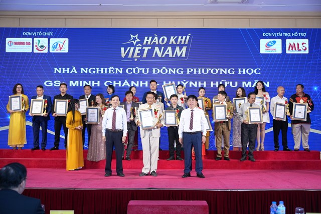 Nh&agrave; Nghi&ecirc;n cứu Đ&ocirc;ng Phương học Minh Ch&aacute;nh - Huỳnh Hữu Mẫn nhận chứng nhận &ldquo;Nghệ nh&acirc;n văn h&oacute;a ti&ecirc;u biểu Đ&ocirc;ng Nam &Aacute;&rdquo;.