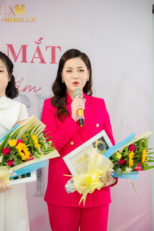 CEO Nguyễn Thuỳ Trang trong sự kiện ra mắt 2 sản phẩm mới Queen & White 
