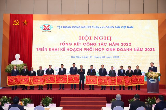 Trao tặng Cờ thi đua cho c&aacute;c đơn vị xuất sắc thuộc Tập đo&agrave;n