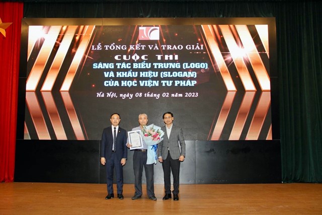 Nguyễn Xu&acirc;n Thu &ndash; B&iacute; thư Đảng ủy, Gi&aacute;m đốc Học viện Tư ph&aacute;p, Trưởng ban Gi&aacute;m khảo v&agrave;&nbsp;TS. Phạm H&ugrave;ng Cường&nbsp;-Hiệu trưởng Trường ĐH Mỹ thuật c&ocirc;ng nghiệp trao giải Ba hạng mục Biểu trưng (logo)&nbsp;cho t&aacute;c giả Trần Văn Nghĩa

Nguyễn Xu&acirc;n Thu &ndash; B&iacute; thư Đảng ủy, Gi&aacute;m đốc Học viện Tư ph&aacute;p, Trưởng ban Gi&aacute;m khảo v&agrave;&nbsp;TS. Phạm H&ugrave;ng Cường&nbsp;-Hiệu trưởng Trường ĐH Mỹ thuật c&ocirc;ng nghiệp trao giải Ba hạng mục Khẩu hiệu (slogan) cho t&aacute;c giả Nguyễn Tiến Hảo


Ban Gi&aacute;m khảo, Ban Tổ chức chụp ảnh c&ugrave;ng 02&nbsp;t&aacute;c giả đạt giải