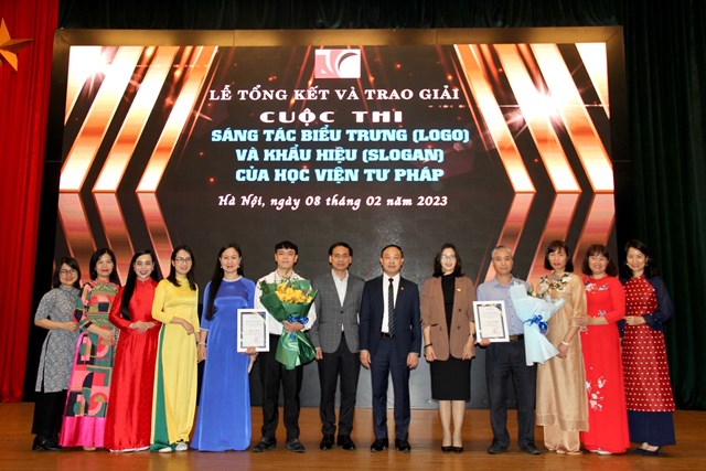 Ban Gi&aacute;m khảo, Ban Tổ chức chụp ảnh c&ugrave;ng 02&nbsp;t&aacute;c giả đạt giải