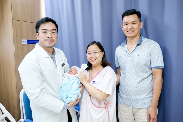 B&aacute;c sĩ L&ecirc; Xu&acirc;n Nguy&ecirc;n chia vui c&ugrave;ng vợ chồng chị Dịu khi đ&oacute;n con g&aacute;i đầu l&ograve;ng ch&agrave;o đời khoẻ mạnh.&nbsp;(Ảnh: Bệnh viện T&acirc;m Anh)